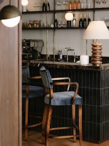 Retro Designer Wooden Bar Stool Home Use High Table Chair French Mid-Century Island Bar Stool Comfortable Fabric Seat Stool