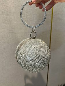กระเป๋าสีเงินทรงกลมประดับเพชรสำหรับงานเลี้ยงค่ำ กระเป๋าถือแบบมีหัวเข็มขัด กระเป๋าสะพายไหล่แบบมีสายโซ่ กระเป๋าแฟชั่นสำหรับงานเลี้ยงค่ำ