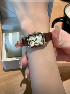 Julius แบรนด์แท้ ร้านไทยส่งเร็ว นาฬิกาผู้หญิง สายหนัง สวยหรู หน้าปัดสี่เหลี่ยม ดีไซน์สุดคลาสสิค