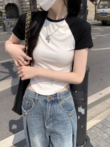 เสื้อทีเชิ้ตสีตัดกันแบบปะต่อสีดำและสีขาวเสื้อตัวสั้นสำหรับคนตัวเล็กสาวแซ่บสไตล์อเมริกันผู้หญิงแขนสั้นไหล่ตรงเข้ารูปออกแบบพิเศษแบบอินสตาแกรมสำหรับฤดูร้อน