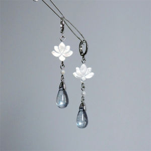 Natural White Mother-of-Pearl Lotus Tear Drop Earrings Chinese Zen Style Fashion Jewelry Pearl Shell Material Womens Accessory