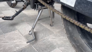 Chân chống đứng Suzuki GZ150A inox dùng chung cho GZ125