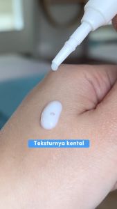 Implora Whitening Milky Serum Ampoule Diperkaya dengan Niacinamide yang bekerja 3x lebih efektif untuk mencerahkan menyamarkan noda hitam meningkatkan elastisitas kulit dan menjaga kelembapan wajah.