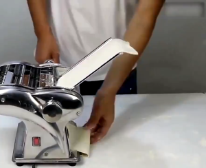 Mesin Mie Listrik Pasta Pastel Listrik Noodle Maker Kue Bawang Mesin Stainless Steel Machine Pangsit Listrik Mesin Pembuat Mie Pasta Giling Mie Giling Mie Elektrik Peralatan Toko Mie Alat Mesin Multifungsi Mie Penggiling Mesin Gilingan Adonan Pasta Tipe R