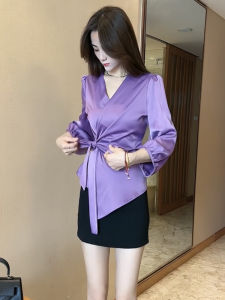 เสื้อเชิ้ตคอวีผ้าซาตินอะซิเตทสำหรับผู้หญิง ฤดูใบไม้ผลิและฤดูร้อน เสื้อเชิ้ตผู้หญิงสุดเก๋ไก๋ ผูกโบว์แบบไขว้ ดีไซน์เก๋ไก๋ เสื้อเชิ้ตผู้หญิง