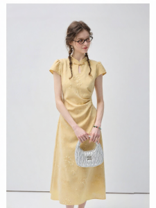 VEGA CHANG | Đầm Dài Thanh Nhã Màu Vàng Nhạt Yếu Tố Qipao Yêu Thích Của Người Nổi Tiếng