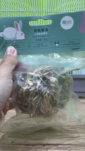 ของเล่นฟางสานธรรมชาติสำหรับกระต่าย ช่วยระบายความเครียด และเสริมกิจกรรมการกัดที่เป็นธรรมชาติ  ผลิตจากวัสดุฟางอบแห้ง 100%