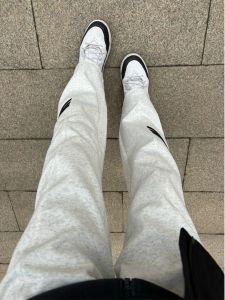 กางเกงขายาวทรงตรงชายผ้าบางฤดูร้อนสีเทาสามแถบสไตล์อเมริกันเทรนดี้กระชับขา กางเกงขายาวทรงตรงลำลองระดับไฮเอนด์