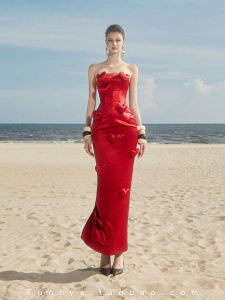 ชุดเดรสยาวเอวสูงสีแดงสดพร้อมกระเป๋าหัวใจตกแต่ง ชุดเดรสยาวเอวสูง แขนกุด ปกโปโล กระโปรงทรงเอ ฤดูใบไม้ร่วง 2024