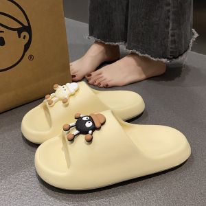 รองเท้าแตะพื้นหนาสำหรับผู้หญิงในช่วงฤดูร้อนปี 2024 รองเท้าแตะแบบสวมลำลองสำหรับใส่ในบ้านและกลางแจ้ง สไตล์ใหม่ รองเท้าแตะแบบสวมส้นเตี้ย พื้นรองเท้า EVA สวมใส่สบาย