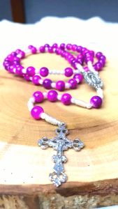 Kalung Rosario dengan Batu Warna Pink untuk Wanita\\n\\n Apa itu Kalung Rosario Warna Pink?\\n\\nKalung Rosario Warna Pink adalah aksesoris wanita yang cantik dan elegan, dirancang khusus untuk memperindah penampilan Anda. Sebagai bagian dari budaya Katolik, kalung rosario telah menjadi simbol spiritualitas dan keindahan sejak lama. Namun, dengan warna pink yang cerah dan menarik, kalung ini juga menjadi aksesoris yang trendi dan modern.\\n\\n Sejarah dan Asal-usul Kalung Rosario\\n\\nSejarah kalung rosario berasal dari tradisi Katolik, dimana umat Katolik menggunakan kalung ini sebagai alat bantu dalam melakukan doa-doa tertentu. Rosario sendiri merupakan rangkaian dari 54 hulu, yang biasanya terbuat dari kayu, batu, atau bahan lainnya. Kalung rosario warna pink adalah evolusi dari kalung tradisional tersebut, dengan penambahan warna pink yang cerah dan menarik.\\n\\n Keunikan Kalung Rosario Warna Pink\\n\\nKalung Rosario Warna Pink memiliki keunikan tersendiri dibandingkan dengan kalung rosario tradisional lainnya. Selain warna pink yang menarik, kalung ini juga dapat dipadukan dengan berbagai jenis pakaian dan acara, baik formal maupun informal. Dengan desain yang cantik dan elegan, kalung ini akan membuat penampilan Anda semakin mempesona.\\n\\n Bagaimana Memilih Kalung Rosario Warna Pink yang Tepat?\\n\\nMemilih kalung rosario warna pink yang tepat adalah hal penting agar Anda mendapatkan aksesoris yang sesuai dengan gaya dan kebutuhan Anda. Berikut beberapa tips yang dapat membantu Anda dalam memilih kalung rosario warna pink:\\n\\n Tips Memilih Kalung Rosario Warna Pink\\n\\n1. Pilih kalung dengan warna pink yang sesuai dengan warna kulit Anda. Jika Anda memiliki warna kulit yang gelap, pilih warna pink yang lebih terang, sedangkan jika Anda memiliki warna kulit yang terang, pilih warna pink yang lebih gelap.\\n2. Perhatikan kualitas batu yang digunakan pada kalung. Batu yang berkualitas tinggi akan membuat kalung menjadi lebih tahan lama dan indah.\\n3. Pertimbangkan panjang kalung yang sesuai dengan bentuk leher Anda. Kalung yang terlalu pendek atau terlalu panjang bisa membuat penampilan Anda kurang maksimal.\\n\\n Batu Pink yang Cocok untuk Kalung Rosario\\n\\nAda beberapa jenis batu pink yang cocok untuk kalung rosario, antara lain:\\n\\n- Batu kuningan: Batu ini memiliki warna pink yang alami dan tahan lama.\\n- Batu quartz: Batu ini memiliki warna pink yang cerah dan menarik.\\n- Batu jade: Batu ini memiliki warna pink yang lebih muda dan lembut.\\n\\n Bagaimana Menggunakan Kalung Rosario Warna Pink?\\n\\nKalung Rosario Warna Pink dapat digunakan sebagai aksesoris wanita untuk berbagai kesempatan. Berikut beberapa cara menggunakan kalung ini:\\n\\n Cara Memadukan Kalung Rosario Warna Pink dengan Pakaian\\n\\n1. Padukan kalung dengan gaun yang memiliki warna senada dengan warna pink pada kalung.\\n2. Gunakan kalung sebagai aksesoris tambahan pada pakaian yang sederhana, seperti kaos atau blus.\\n3. Padukan kalung dengan aksesoris lainnya, seperti gelang atau anting, untuk membuat penampilan Anda semakin menarik.\\n\\n Tips Menggunakan Kalung Rosario Warna Pink untuk Acara Formal\\n\\n1. Pilih kalung dengan panjang yang sesuai dengan bentuk leher Anda.\\n2. Gunakan kalung sebagai aksesoris utama pada pakaian formal Anda.\\n3. Hindari menggunakan kalung dengan ukuran yang terlalu besar, karena bisa membuat penampilan Anda terlihat berlebihan.\\n\\n Keuntungan Menggunakan Kalung Rosario Warna Pink sebagai Aksesoris Wanita\\n\\nMenggunakan kalung rosario warna pink sebagai aksesoris wanita memiliki beberapa keuntungan, antara lain:\\n\\n- Membuat penampilan Anda semakin menarik dan mempesona.\\n- Menambah nilai spiritualitas dalam penampilan Anda.\\n- Cocok digunakan untuk berbagai kesempatan, baik formal maupun informal.\\n- Dapat dipadukan dengan berbagai jenis pakaian.\\n\\nDengan memahami informasi di atas, Anda dapat memilih dan menggunakan kalung rosario warna pink yang tepat untuk menunjang penampilan Anda. Selamat mencoba!\n}