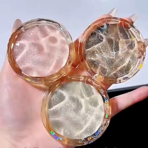 Eye shadow อายแชโดว์ ไฮไลท์ เนื้อกลิตเตอร์ มี 3 สีให้เลือก สีชัดติดทน กันน้ำ เปล่งประกาย ทำให้หน้าดูมีมิติ เพิ่มความเปล่งประกายให้กับเปลือกตา ปาดเดียวจบ พร้อมส่ง!!!