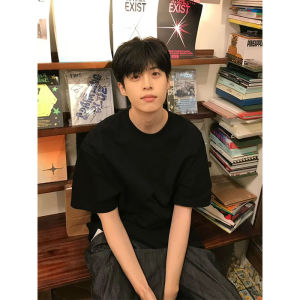 เสื้อยืดแขนสั้นผ้าฝ้ายแท้สีดำสไตล์อเมริกันสำหรับผู้ชายในช่วงฤดูร้อน ทรงหลวม สวมใส่สบาย แฟชั่นลำลอง