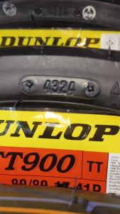 ยางนอกดันล็อป DUNLOP รุ่น TT900 ยางใหม่ตุลาคม ปี2024(Week43) ขอบ 17และ18 ยางคุณภาพสูง รีดน้ำได้ดี เนื้อยางนุ่ม เกาะถนนเป็นเยี่ยม(โลโก้เหลืองขอบยางทุกเส้น)