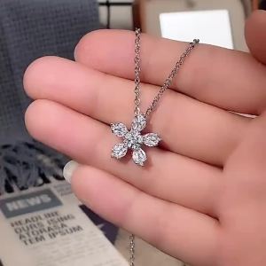 Huitan Chic Crystal Flower Pendant Necklace Women Romantic Wedding Accessories Brilliant Cubic Zirconia Trendy Jewelry Wholesale
