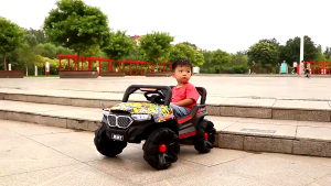 Beige รถเด็กนั่งได้ รถไฟฟ้าเด็ก ส่งไวมาก รถแบตเตอรี่เด็ก รถจีฟเด็ก หน้า BMW รถเด็กนั่งทรงจี๊ป ขับเคลื่อน4ล้อ 5 มอเตอร์
