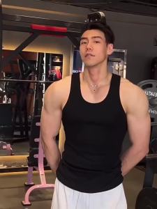 เสื้อเชิ้ตแขนสั้นผู้ชายเสื้อยืดแขนกุดลำลองหลวมสีทึบความสง่างามที่สำคัญ