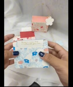 ถุงไทย กล่องของขวัญ ทรงกระเป๋า ลายดอกไม้ มีหูหิ้ว ใส่ขนม ใส่ช๊อคโกเเลต ใส่ของชำร่วย งานเเต่ง งานปัจฉิม