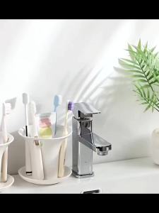 Plastic Toothbrush Holder Multi-holes Simple Toothbrush Cup Holder Multi-functional Bathroom Storage Rack