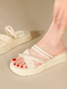 DS รองเท้าแตะผู้หญิงมาใหม่ รองเท้าแตะ ยางPVC พื้นหนา 2.5cm แบบสวม สายคาด ประดับมุข แฟชั่น สไตล์เกาหลี รองเท้าแตะแฟชั่น ตกแต่งไข่มุกคาดสวย ใส่แล้วสวย รองเท้าผู้หญิง ไซส์ 36/37-40/41 (เท้าอวบเพิ่ม 1 ไซส์)