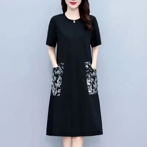 ชุดเดรสทรงเอคอตั้งหลวมๆ สไตล์ใหม่สำหรับคุณแม่วัยกลางคนในช่วงฤดูร้อน ชุดกี่เพ้าปักลายดอกไม้ กระโปรงทรงเอ แขนสั้น ความยาวปานกลาง