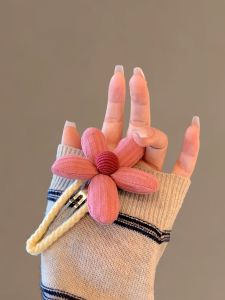 กิ๊บติดผมดอกไม้สีชมพูสไตล์สาวน้อยหวานๆ ด้านข้าง กิ๊บติดผมสไตล์เกาหลี วัสดุอื่นๆ ราคา 30-39.99 หยวน