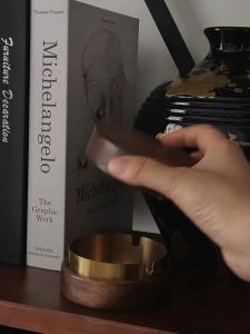 ที่เขียไม้วอลนัทพร้อมฝาปิด Windproof ashtray ด้านล่างถาดเป็นแม่เหล็กดูดอย่างดี วินเทจ เรียบ สวย ใช้งานสะดวก ถอดล้างได้