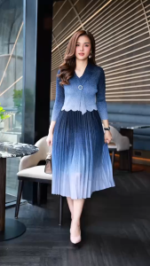 เดรสอัดพลีทงานสวยมากค่ะ ผ้ายืดได้เยอะ ผ้าไล่สี ชุดนี้ดีไซส์เก๋มากค่ะเนื้อผ้ามีกริตเตอร์ แต่งด้วยอะไหล่ตรงคอ สวยเด่นสุดๆค่ะ ชุดมีเอกลักษณ์สวยไม่ซ้ำใคร