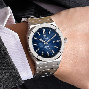 นาฬิกาข้อมือ Cadisen สำหรับผู้ชาย แบบมีก้นโปร่ง น้ำหนักเบา ป้องกันน้ำได้ ไฟกลางคืน แฟชั่น ทรงกลม ดีไซน์ใหม่ ปิดด้วยหัวเข็มขัดแบบคล้ายเข็มขัดบướม