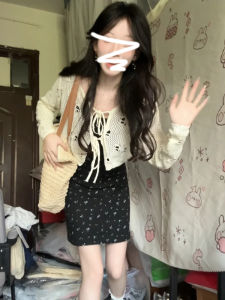 ชุดเดรสแขนกุดลายดอกไม้สีดำสำหรับผู้หญิง ชุดสองชิ้น ทรงเอ ความยาวสั้น เอวสูง กระโปรงทรงเอ ชุดฤดูร้อน