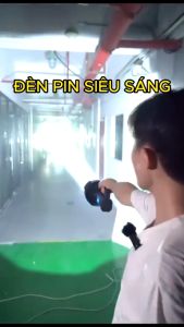 Đèn Pin Siêu Sáng Cầm Tay Chiếu Xa 500m Chống Thấm Nước Đèn Pin Sạc Điện Pin Cực Trâu Sạc lại cho điện thoại