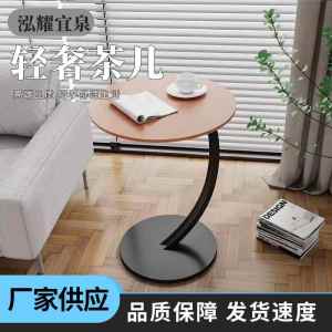 โต๊ะกาแฟขนาดเล็กแบบพับได้ทรงกลมพร้อมจักรวาล USB สำหรับใช้ในบ้าน พร้อมแผ่นรองและช่องเก็บของ สายเคเบิลแบบไร้สาย