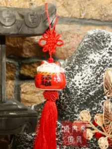 Good Luck Cat Ceramic Hanging Ornament New Years Blessing Decor Indoor Festive Accessory Japanese Style Home Decoration