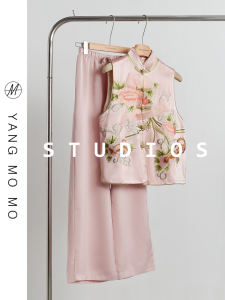 ชุดสองชิ้นสไตล์จีนใหม่สีชมพูพร้อมกระดุมปักลาย เสื้อกั๊กและกางเกงขายาวสำหรับผู้หญิงในช่วงฤดูใบไม้ผลิ 2025