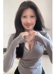 เสื้อยืดคอกว้างแขนยาวทรงเข้ารูปสีเทาเซ็กซี่สำหรับผู้หญิง ฤดูใบไม้ผลิและฤดูใบไม้ร่วง ดีไซน์ไม่สมมาตร เสื้อผ้าทำงานสไตล์เกาหลี