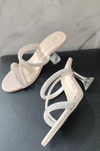 รองเท้าแฟชั่นผู้หญิงส้นแก้ว สายคาดเพชรแบบสวม