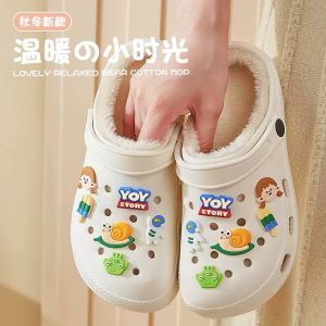 Fleece-lined Hole Shoes Female Winter Cute Cartoon Thick Sole Non Slip Home Outwear Heattech Student Nurse Closed Toe Cotton Slippers
