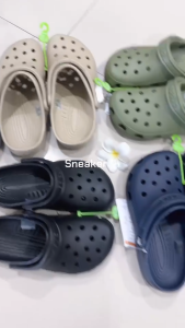 Croc Classics clog รองเท้าแตะแบบสวม ทำจากยาง เบามาก สินค้าหิ้วนอก ราคาพิเศษ Uv10B100