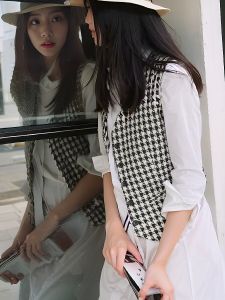 เสื้อกั๊กสีเทาลายสก็อตสไตล์ย้อนยุคสำหรับผู้หญิง ทรงเข้ารูป แขนกุด คอกลม ทรงปกติ ทรงเข้ารูป เสื้อกั๊กแบบสวมด้านนอก