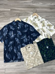 เสื้อเชิ้ตแขนสั้นคอวีทรงหลวมสไตล์อเมริกันสำหรับผู้ชาย แฟชั่นลำลอง สีพื้น เสื้อเชิ้ตทรงหลวม สไตล์วันหยุด