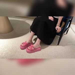 QJshop สุดว้าว รองเท้าทรงสวมแฟชั่นผู้หญิงมาใหม่ มาพร้อมดีไซน์ที่มีสายไขว้ ตกแต่งด้วยการติดหัวใจไว้ด้านข้าง มีให้เลือก 3 สี เสริมส้นเล็กน้อย งานดีงานสุดคุ้ม