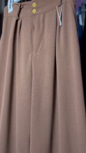 Celana Crinkle Loose Pants: Pilihan Celana Kerja Nyaman & Stylish