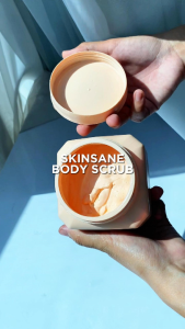 Perontok Daki Paling Ampuh Mencerahkan Kulit Seluruh Badan Body Scrub Skinsane I Need Me Time - Skinsane Body Scrub Orange - Body Scrub SR12 Kuning