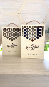 Combo 2 chai Mật ong nguyên chất Đa hoa Quang Đào Bee 670gm tặng kèm hộp gỗ