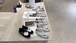 รองเท้าแมรี่เจนสไตล์แฟชั่นบัลเล่ต์รองเท้าผู้หญิงหนังแท้พื้นนิ่มปากตื้นรองเท้าสีขาวลำลองรุ่นใหม่ฤดูร้อน