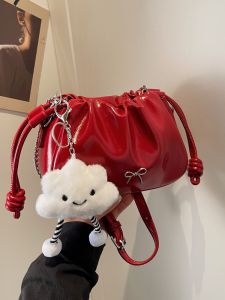 กระเป๋าสะพายข้างผู้หญิงทรงถังโซ่แบบอเนกประสงค์แฟชั่นฤดูร้อน 2024 กระเป๋าสะพายข้างผ้าไนลอน กระเป๋าสะพายข้าง PU สีพื้น