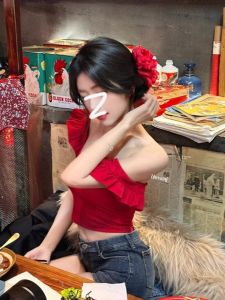 เสื้อยืดแขนสั้นคอเหลี่ยมสีแดง Pure Desire Style สำหรับผู้หญิงในช่วงฤดูร้อน เสื้อครอปโชว์หน้าอกหวานและเผ็ดร้อน เสื้อผ้าทำงานสไตล์เกาหลี