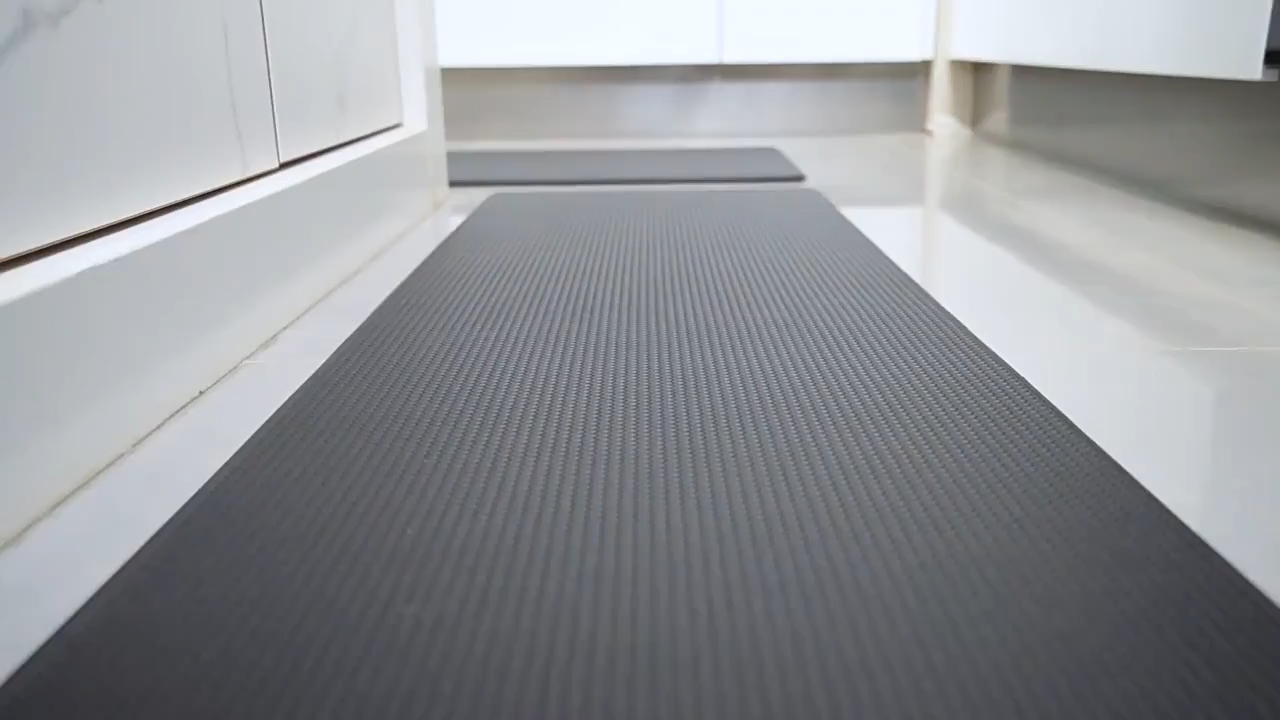 Extended-length PVC kitchen non-stick floor mat The high-density waterproof surface effectively prevents spills and grease The bottom is anti-slip and does not shift It is a long-strip cushioning foot mat suitable for home cooking and washing