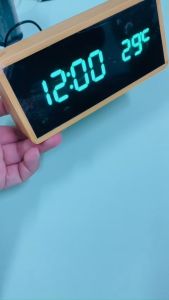 Đồng hồ để bàn báo thức cảm ứng vỏ gỗ tự nhiên