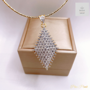 จี้เพชรออกงานทรงสี่เหลียมข้าวหลามตัด ขนาดใหญ่กว่าเหรียญสิบ